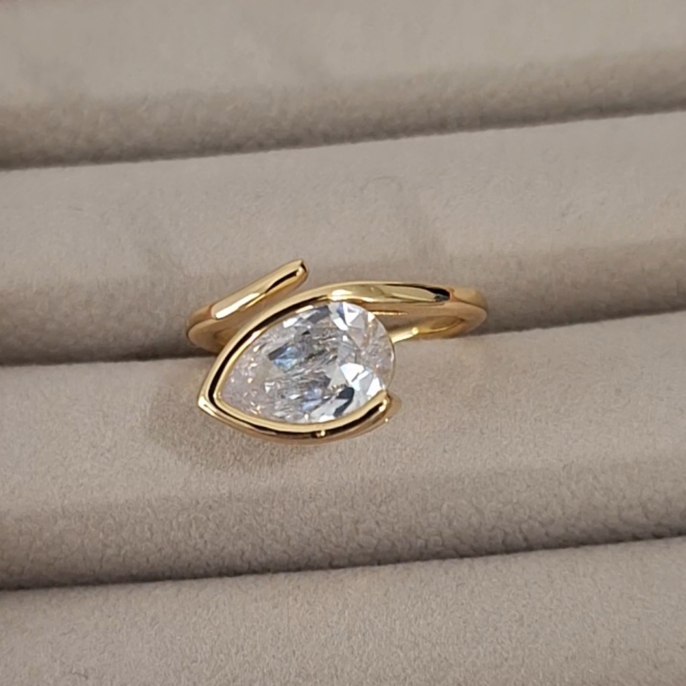 Elegant Gold and Silver Women's Ring